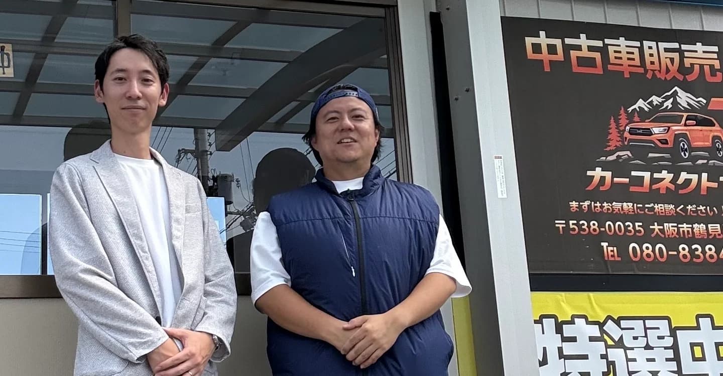 カーコネクトセブンの店舗前に並ぶオーナー様とENoneの担当者
