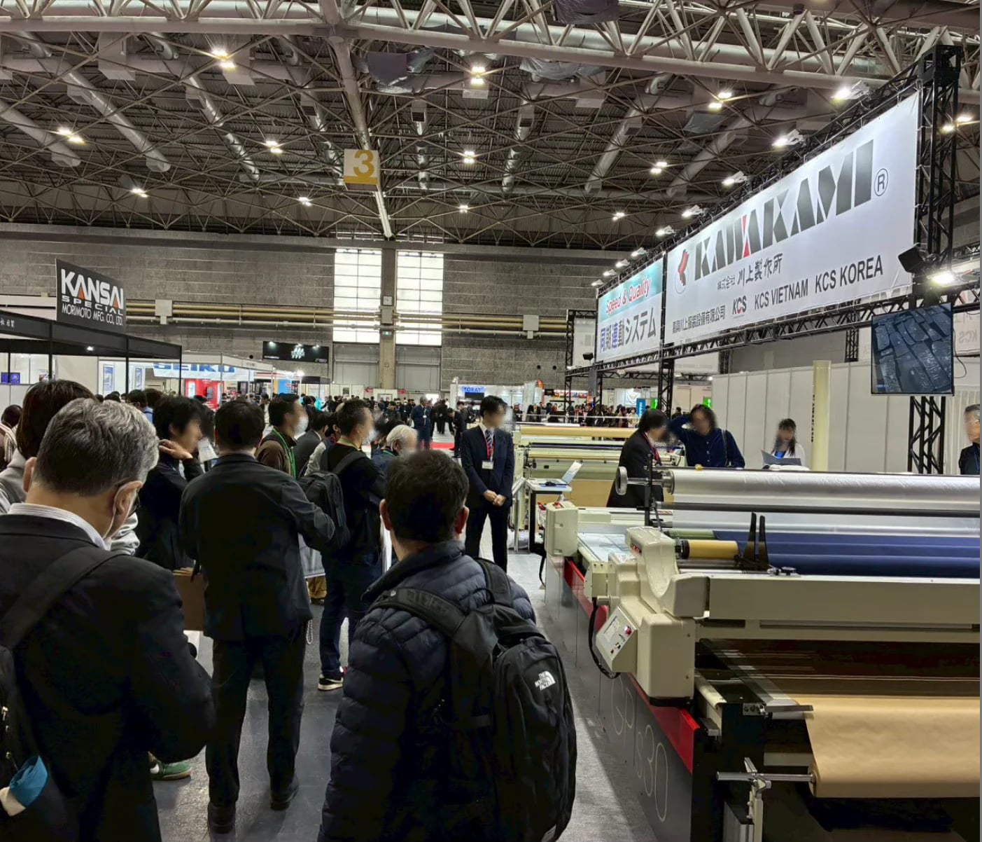 来場者でにぎわうミシン・縫製機器の展示会場