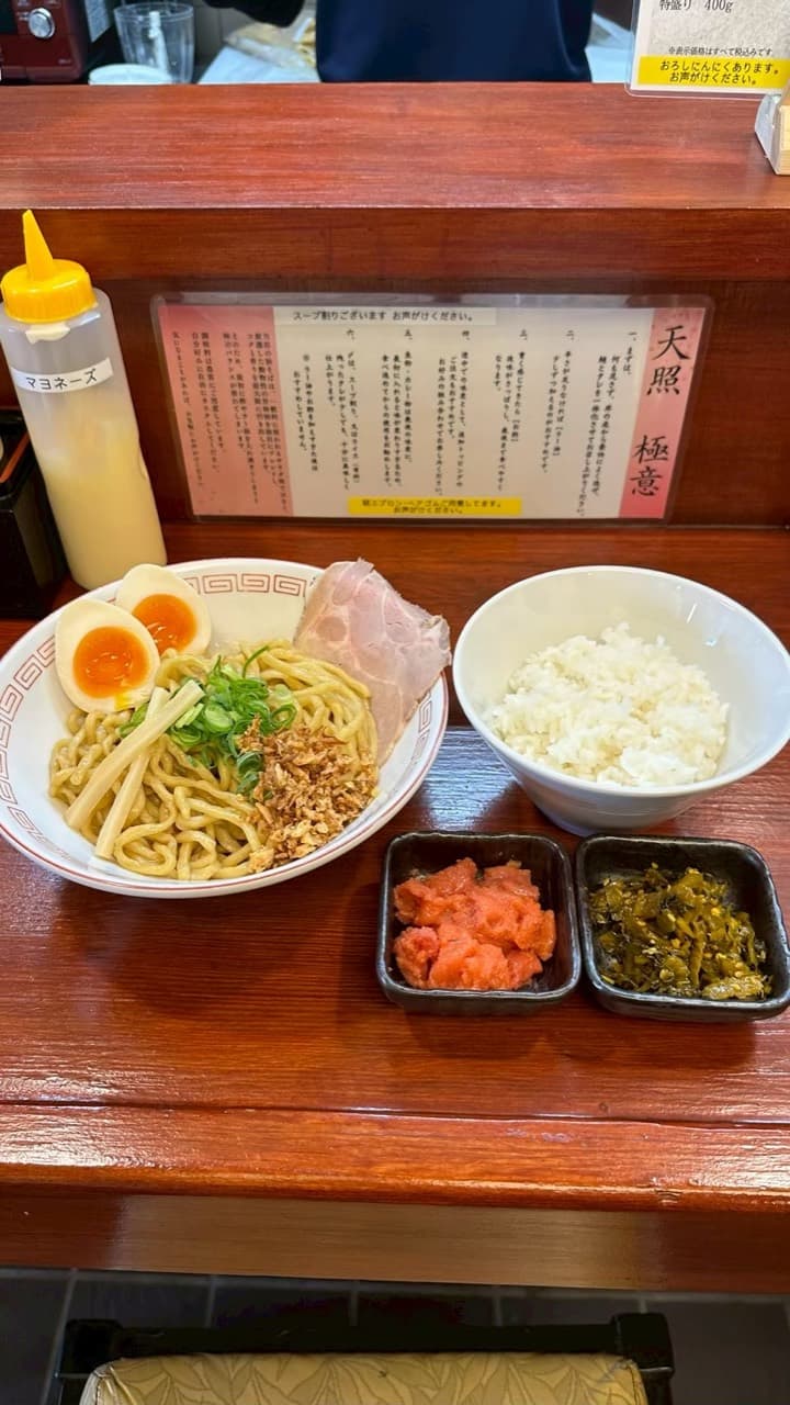 油そばとライス、明太子、高菜が並んだ天照様の食事