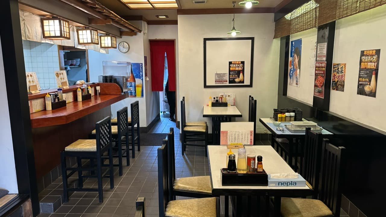カウンター席とテーブル席が並ぶ天照様の店内